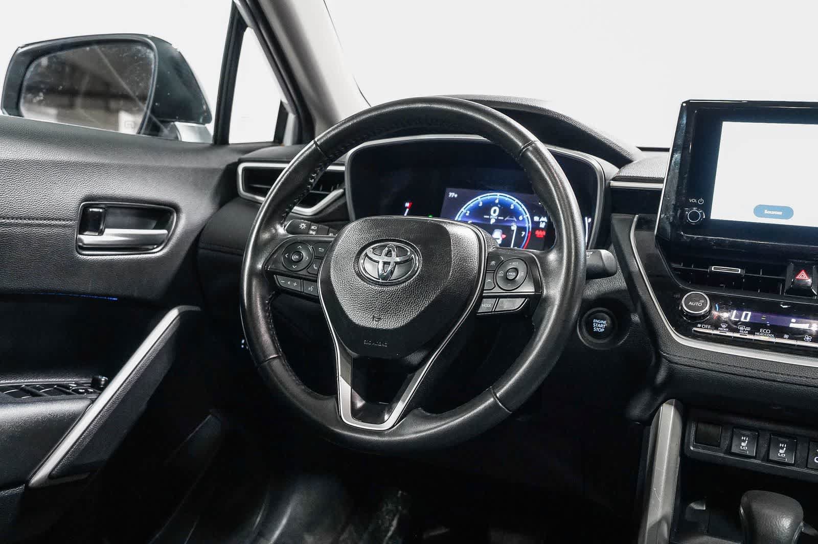 Used 2025 Toyota Corolla Cross XLE w/ Convenience Package FWD image 15