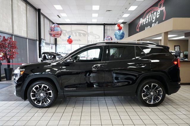 Used 2022 GMC Terrain SLT w/ Infotainment Package II image 3