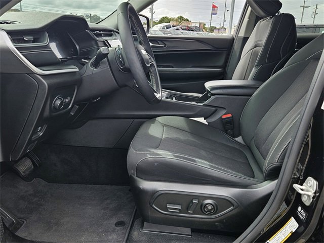 Used 2023 Jeep Grand Cherokee Laredo image 11