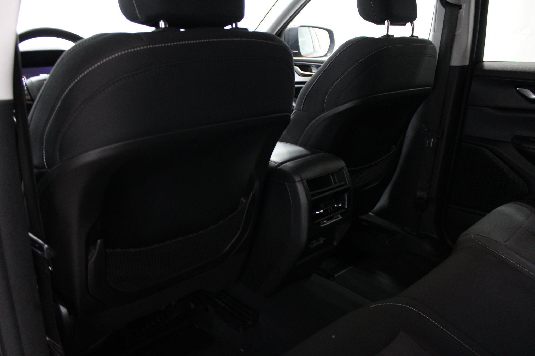 Used 2023 Jeep Grand Cherokee Laredo AWD/4WD image 16