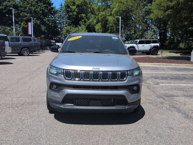 Used 2024 Jeep Compass Latitude w/ Convenience Group AWD/4WD image 8