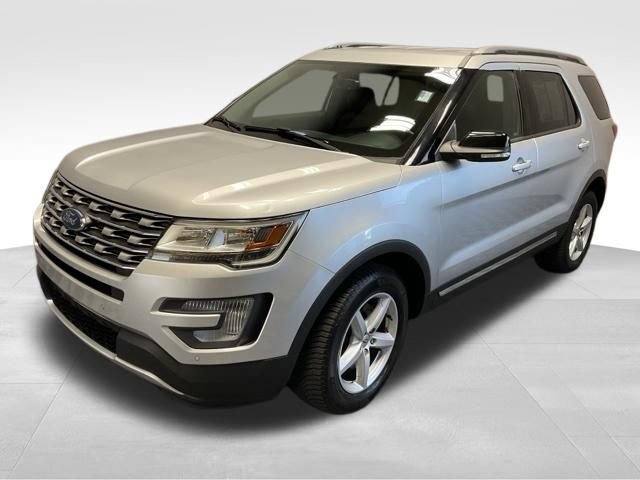 Used 2017 Ford Explorer XLT w/ Equipment Group 202A AWD/4WD image 1