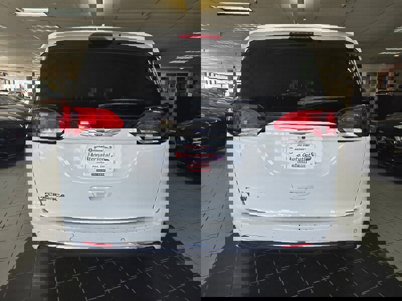 Used 2018 Chrysler Pacifica Touring Plus w/ Tire & Wheel Group image 5