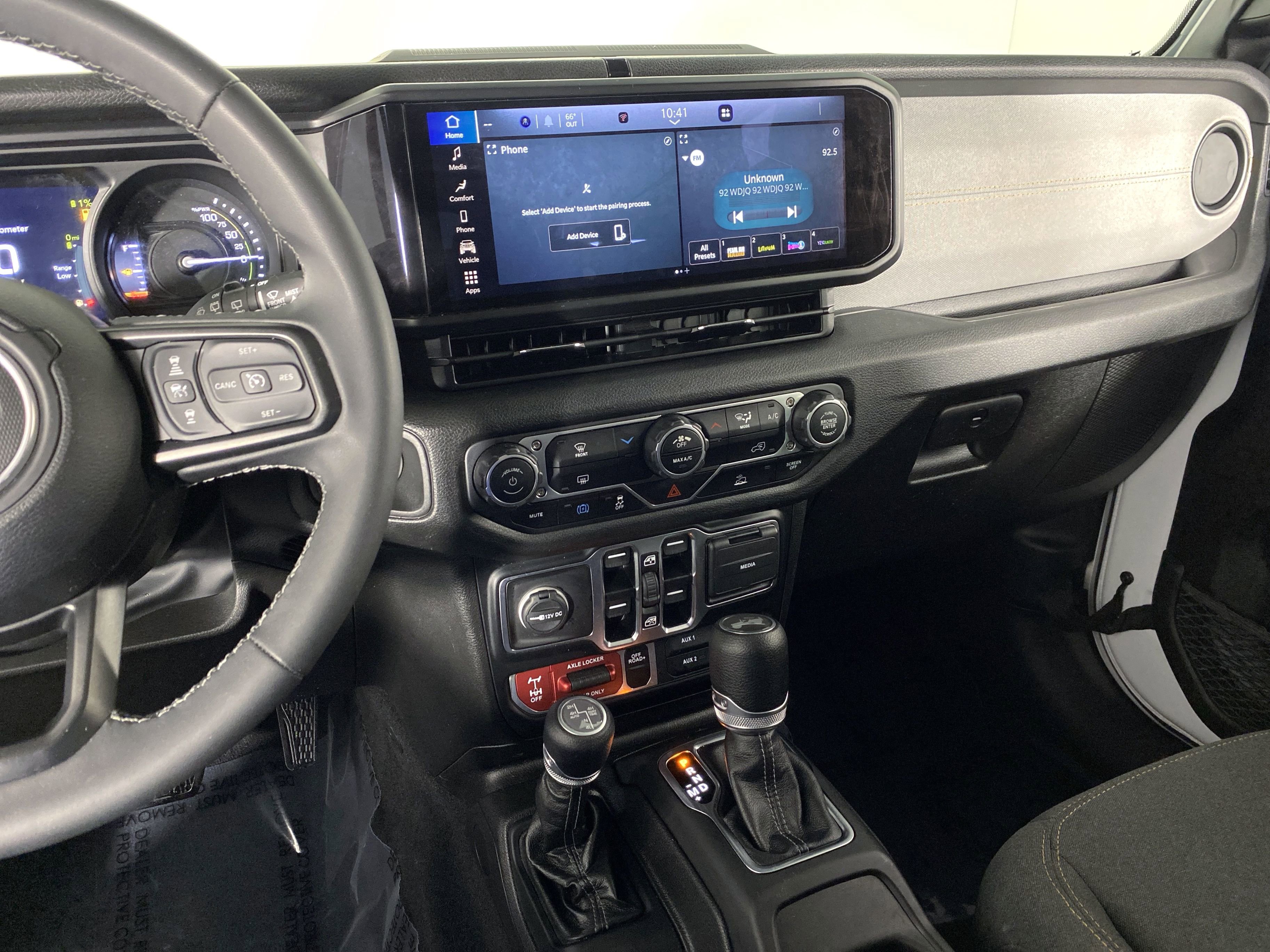 Used 2025 Jeep Wrangler Willys AWD/4WD image 27