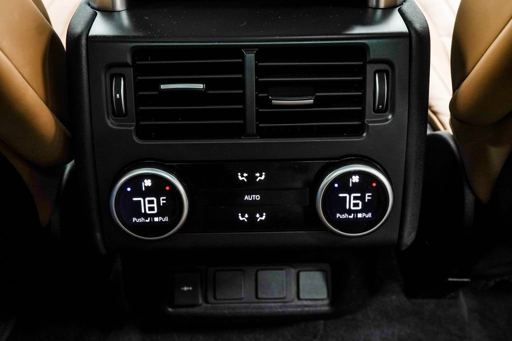 Used 2023 Land Rover Discovery Metropolitan Edition AWD/4WD image 26