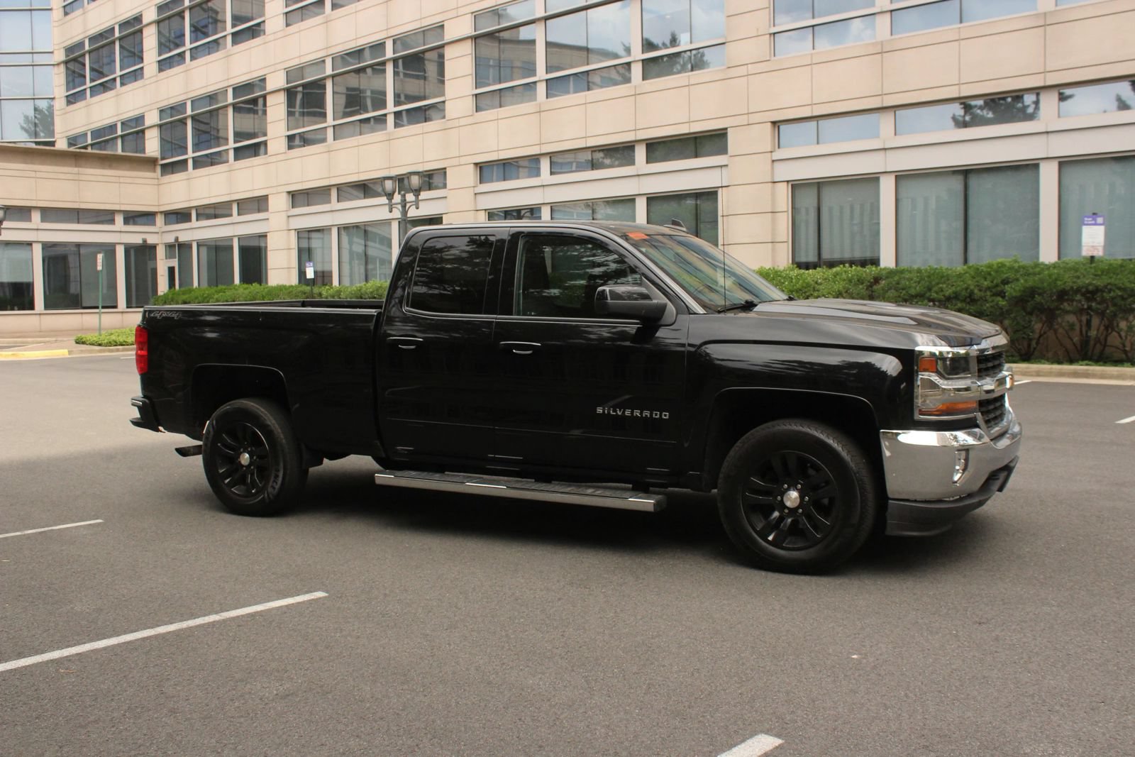 Used 2018 Chevrolet Silverado 1500 LT w/ All Star Edition AWD/4WD image 2