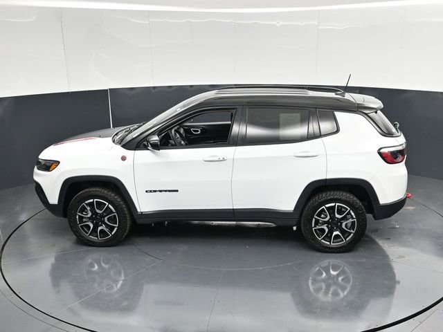 Used 2025 Jeep Compass Trailhawk AWD/4WD image 48