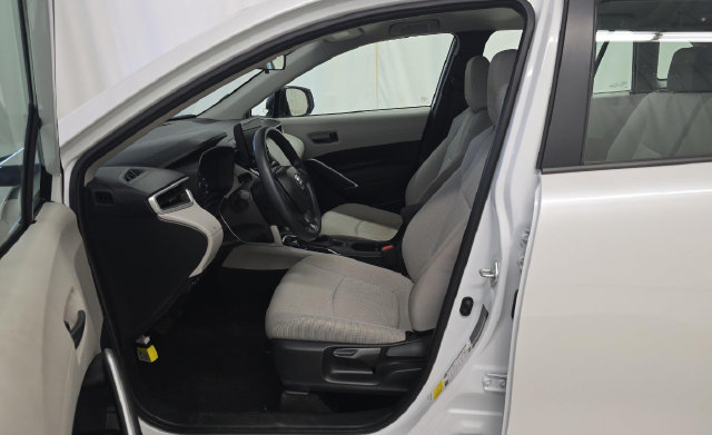 Used 2025 Toyota Corolla Cross L FWD image 4