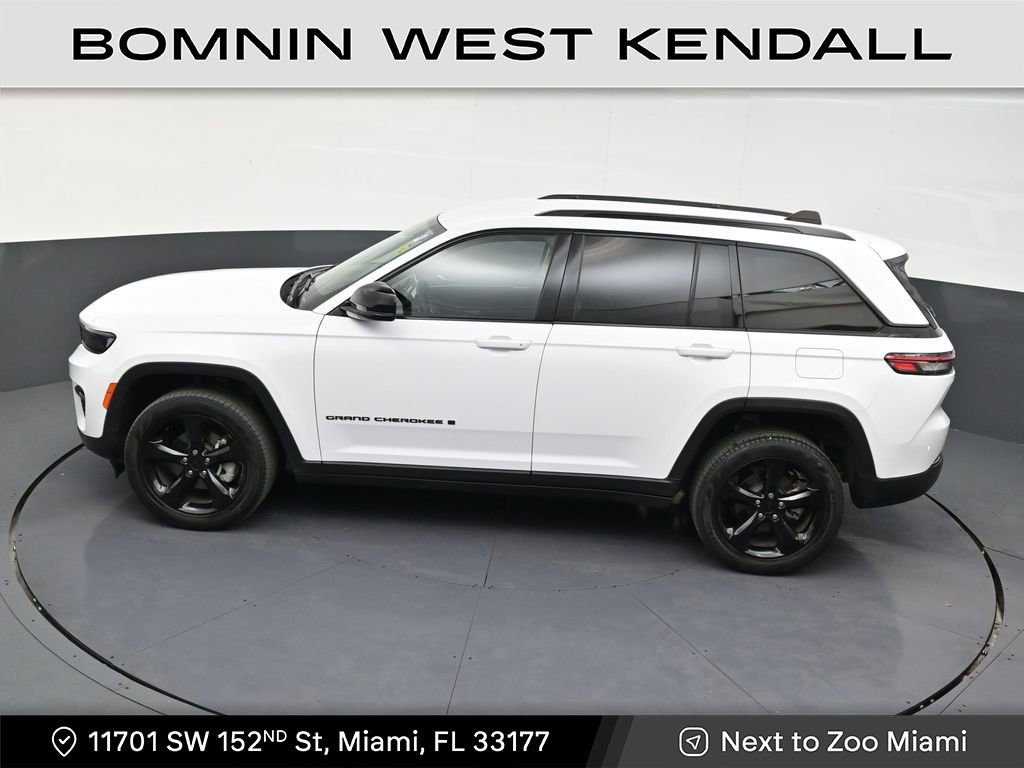 Used 2024 Jeep Grand Cherokee Limited w/ Black Appearance Package image 14