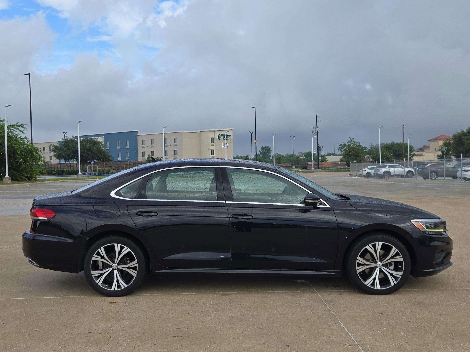 Used 2021 Volkswagen Passat 2.0T SE FWD image 2