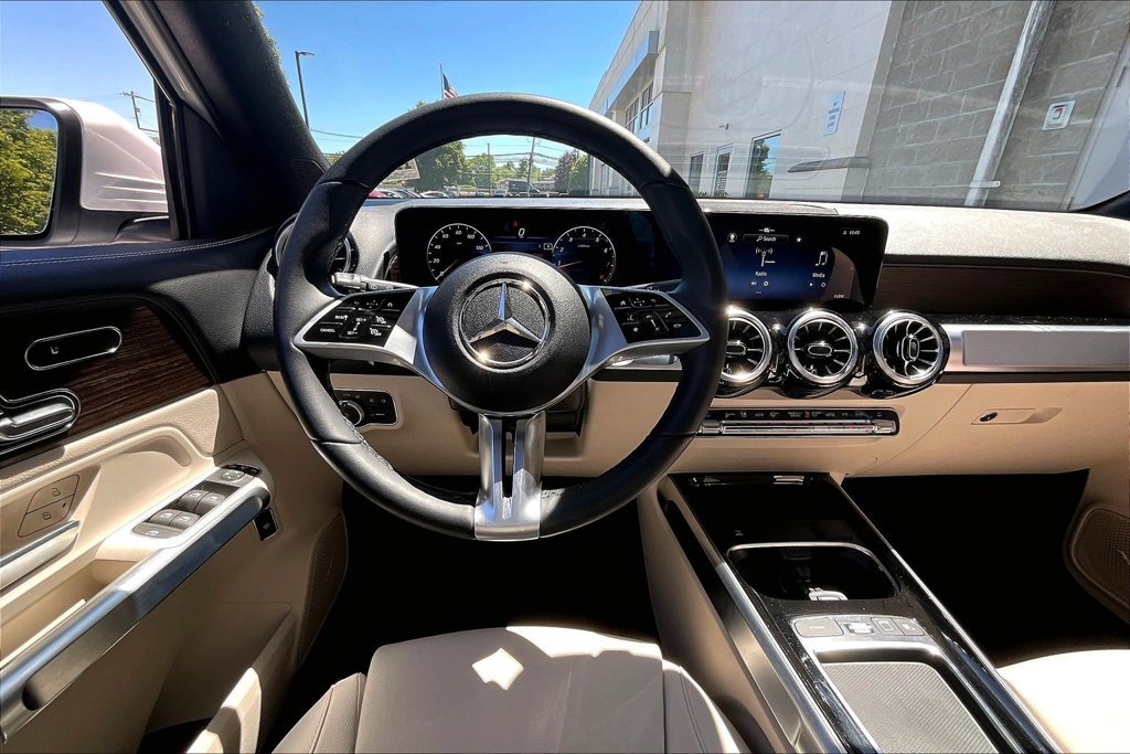 Used 2026 Mercedes-Benz GLB 250 4MATIC image 5