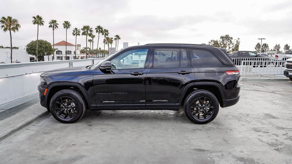 Used 2025 Jeep Grand Cherokee Altitude AWD/4WD image 14