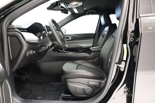 Used 2025 Jeep Compass Latitude AWD/4WD image 13