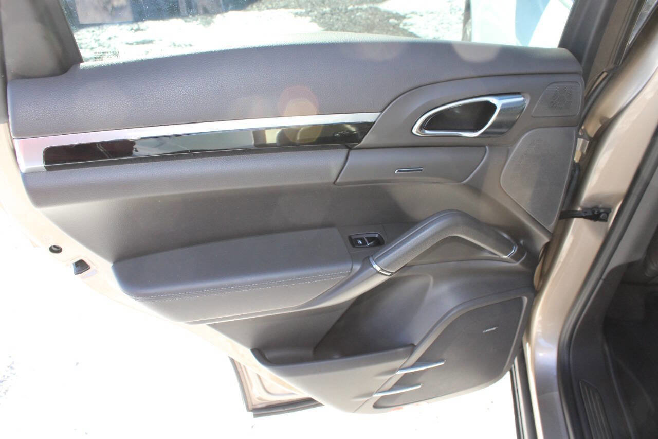 Used 2016 Porsche Cayenne Base AWD 4dr SUV image 25