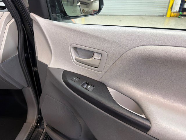 Used 2020 Toyota Sienna L image 41