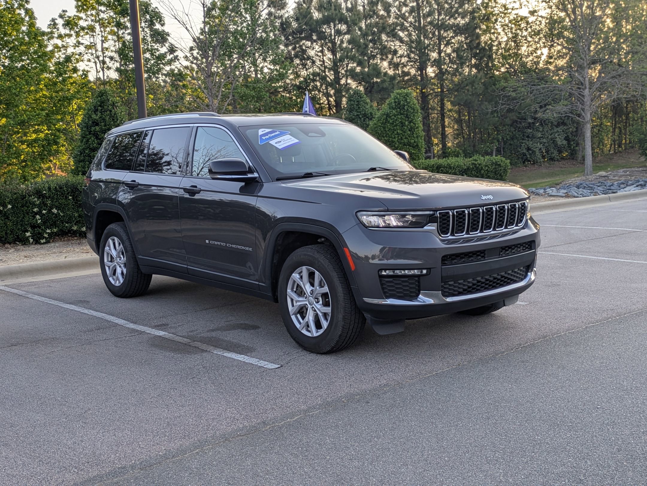 Used 2022 Jeep Grand Cherokee L Limited AWD/4WD image 1
