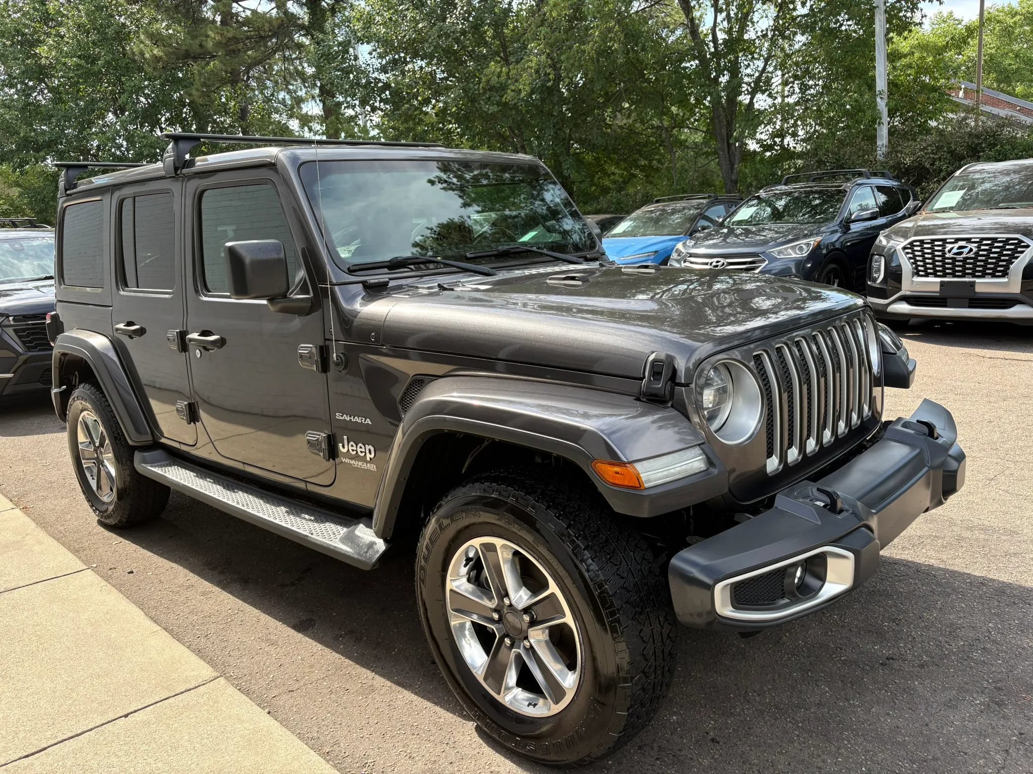 Used 2019 Jeep Wrangler Unlimited Sahara w/ LED Lighting Group AWD/4WD image 4