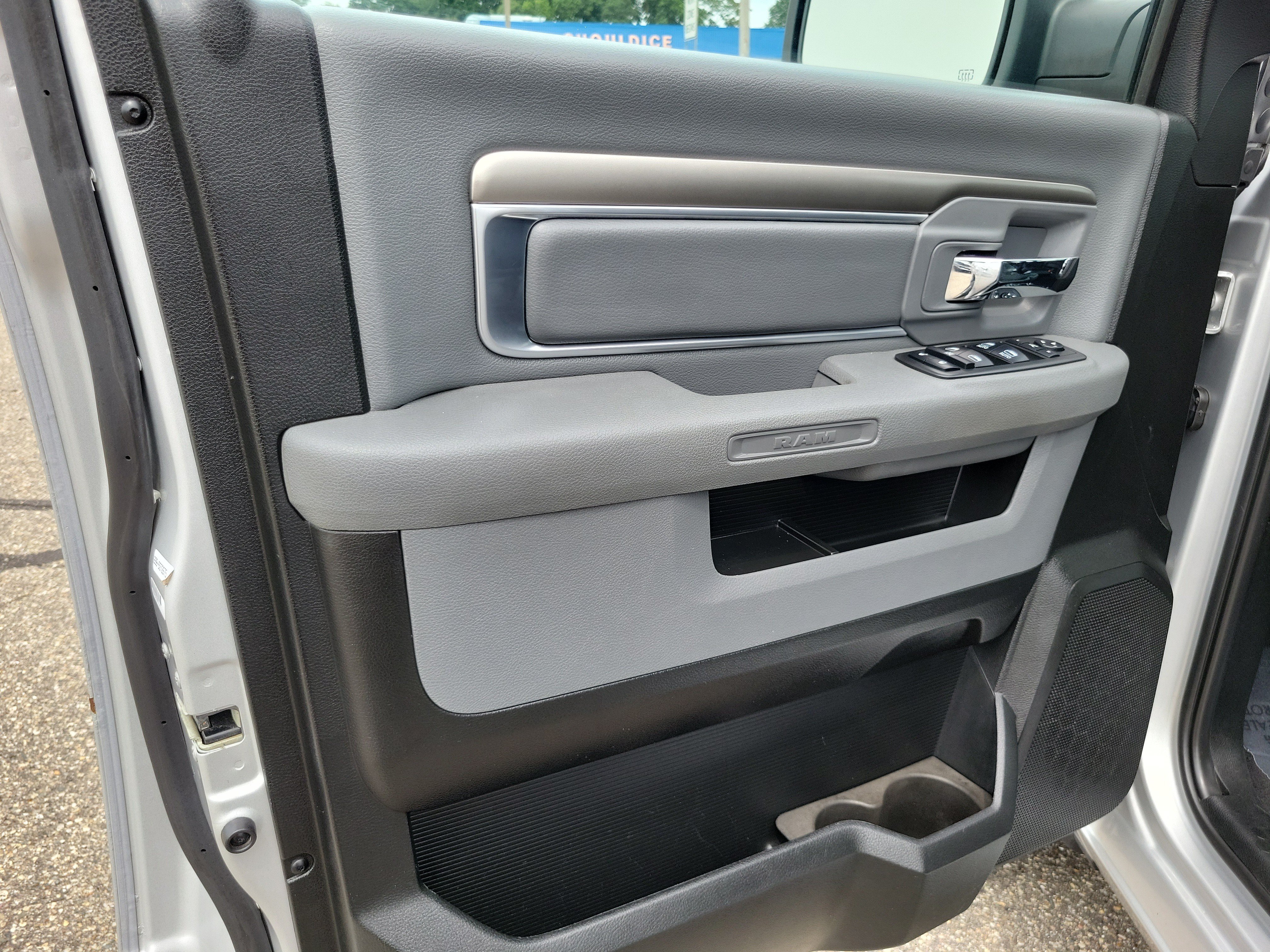 Used 2019 RAM 1500 Classic SLT w/ Luxury Group AWD/4WD image 6