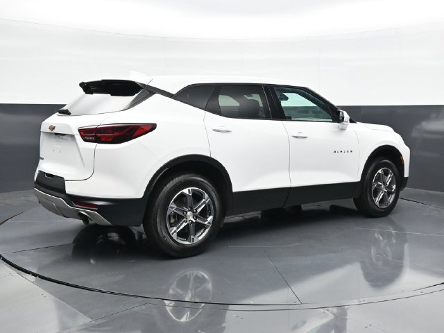 Used 2025 Chevrolet Blazer LT FWD image 2