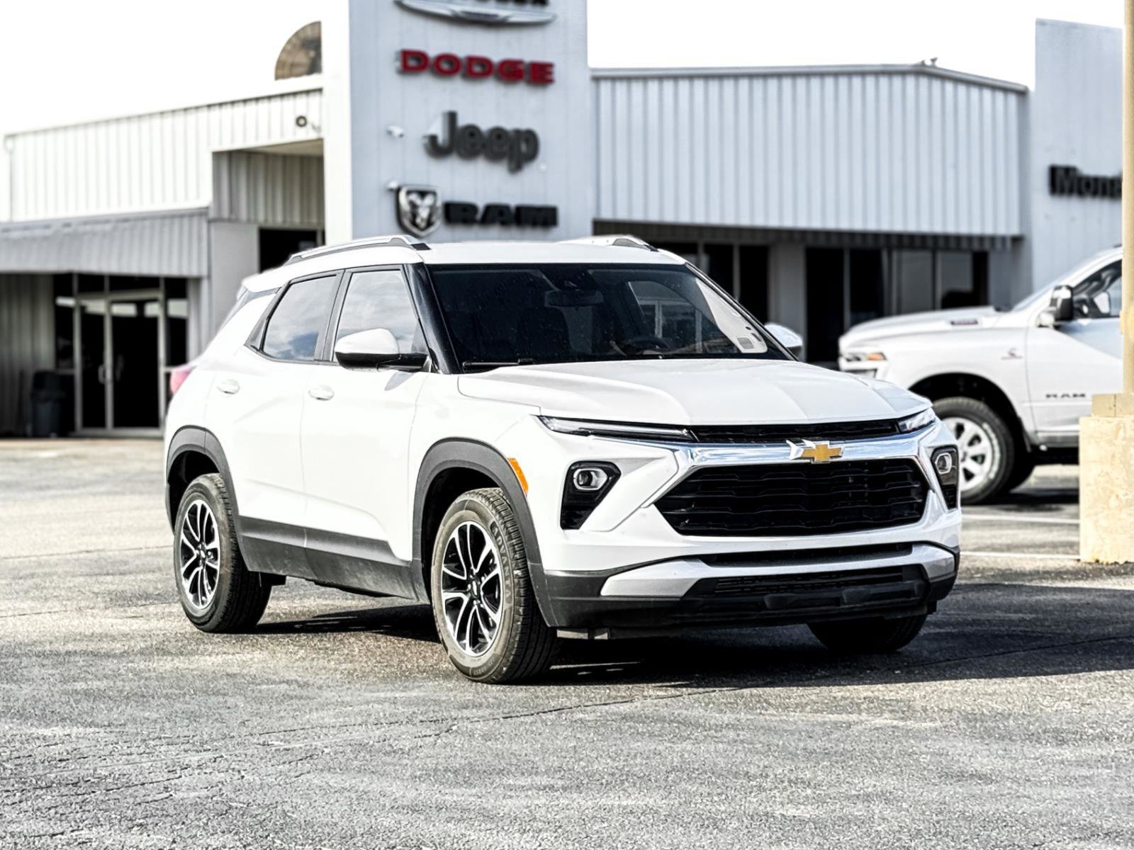 Used 2025 Chevrolet TrailBlazer LT image 3