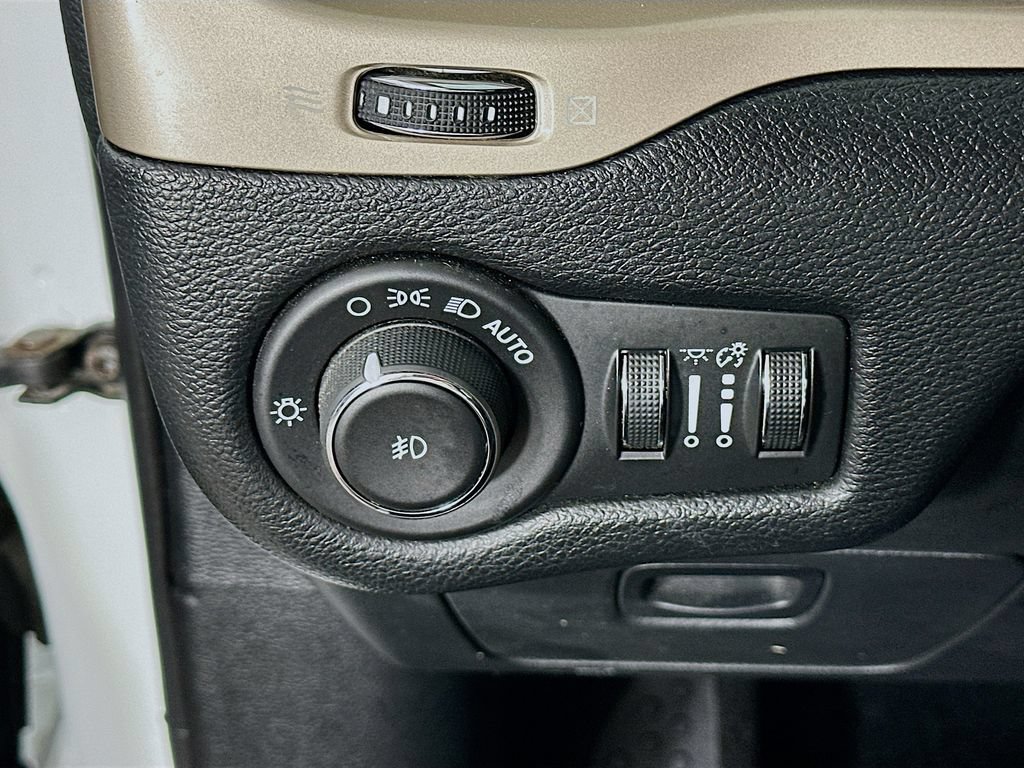 Used 2014 Jeep Cherokee Limited AWD/4WD image 15