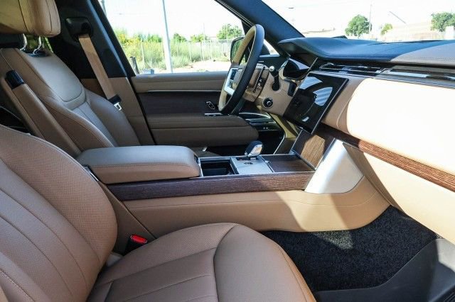 New 2025 Land Rover Range Rover Long Wheelbase SE image 17