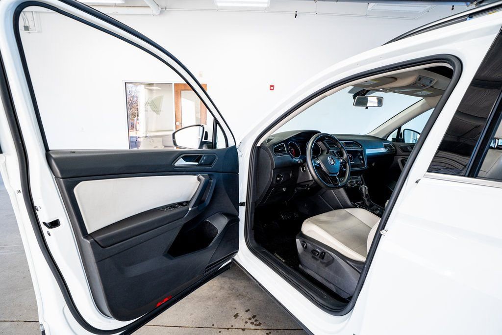 Used 2020 Volkswagen Tiguan SE w/ Panoramic Sunroof Package AWD/4WD image 33