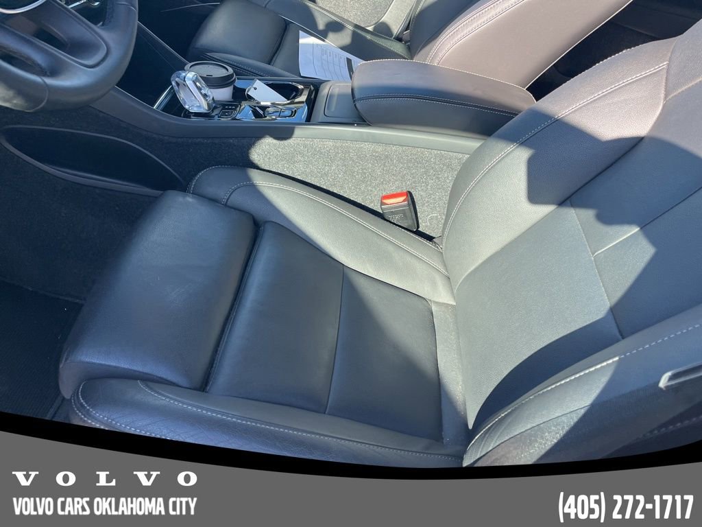 Certified 2025 Volvo XC40 B5 Plus image 9