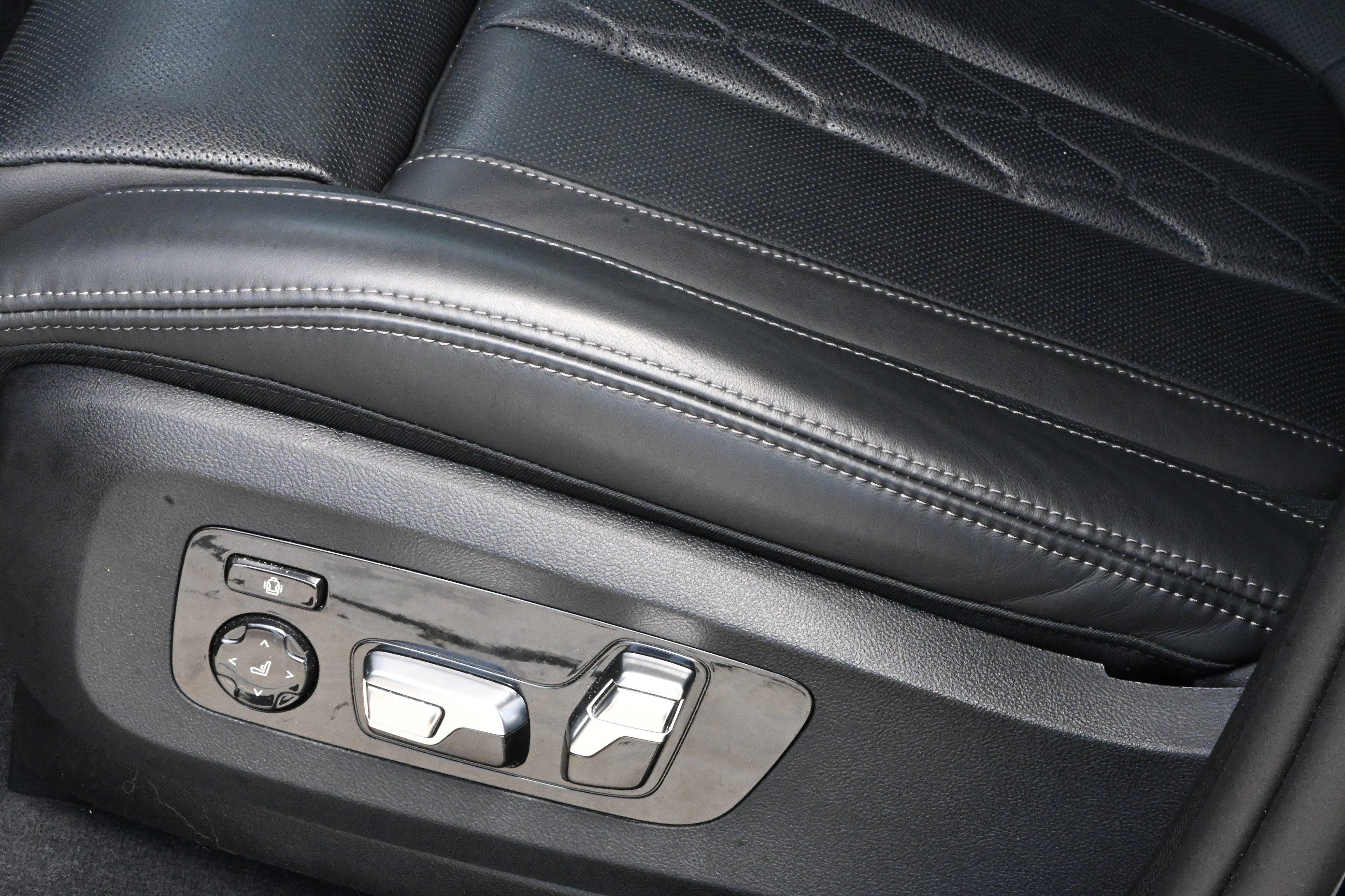 Used 2025 BMW X6 M60i AWD/4WD image 27