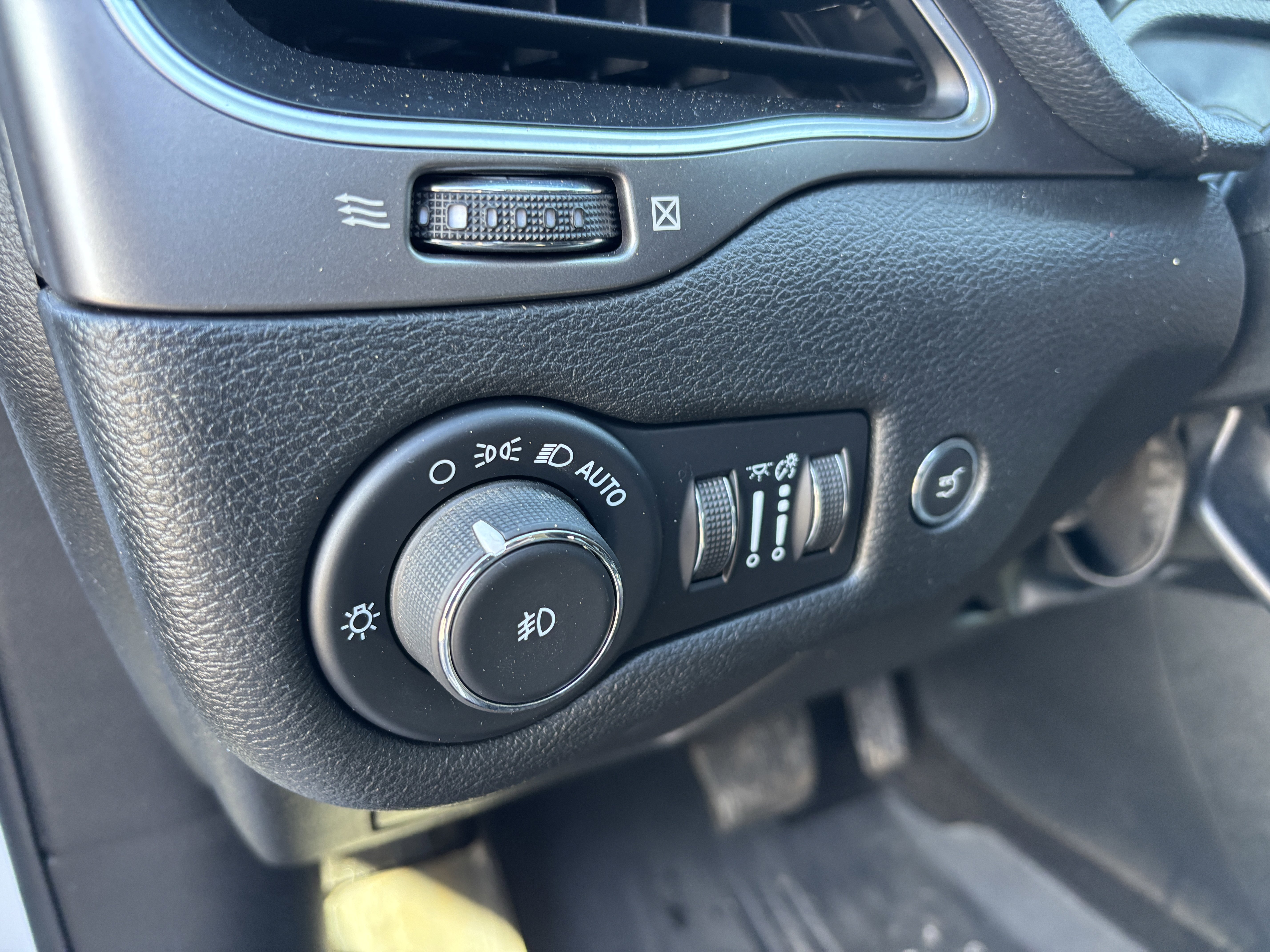 Used 2022 Jeep Cherokee Latitude Lux w/ Mopar Interior Package AWD/4WD image 16