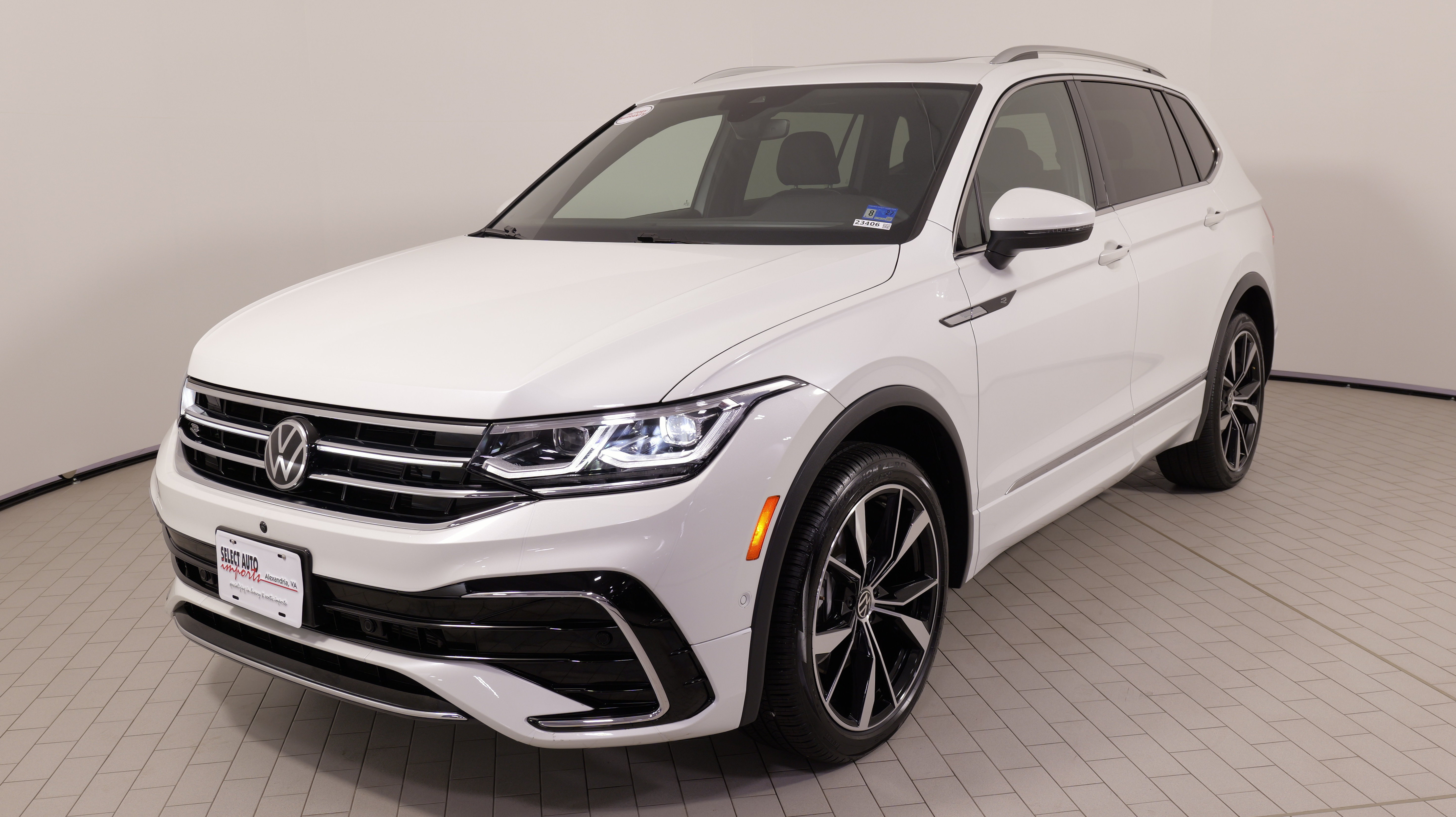 Used 2024 Volkswagen Tiguan SEL R-Line AWD/4WD image 3