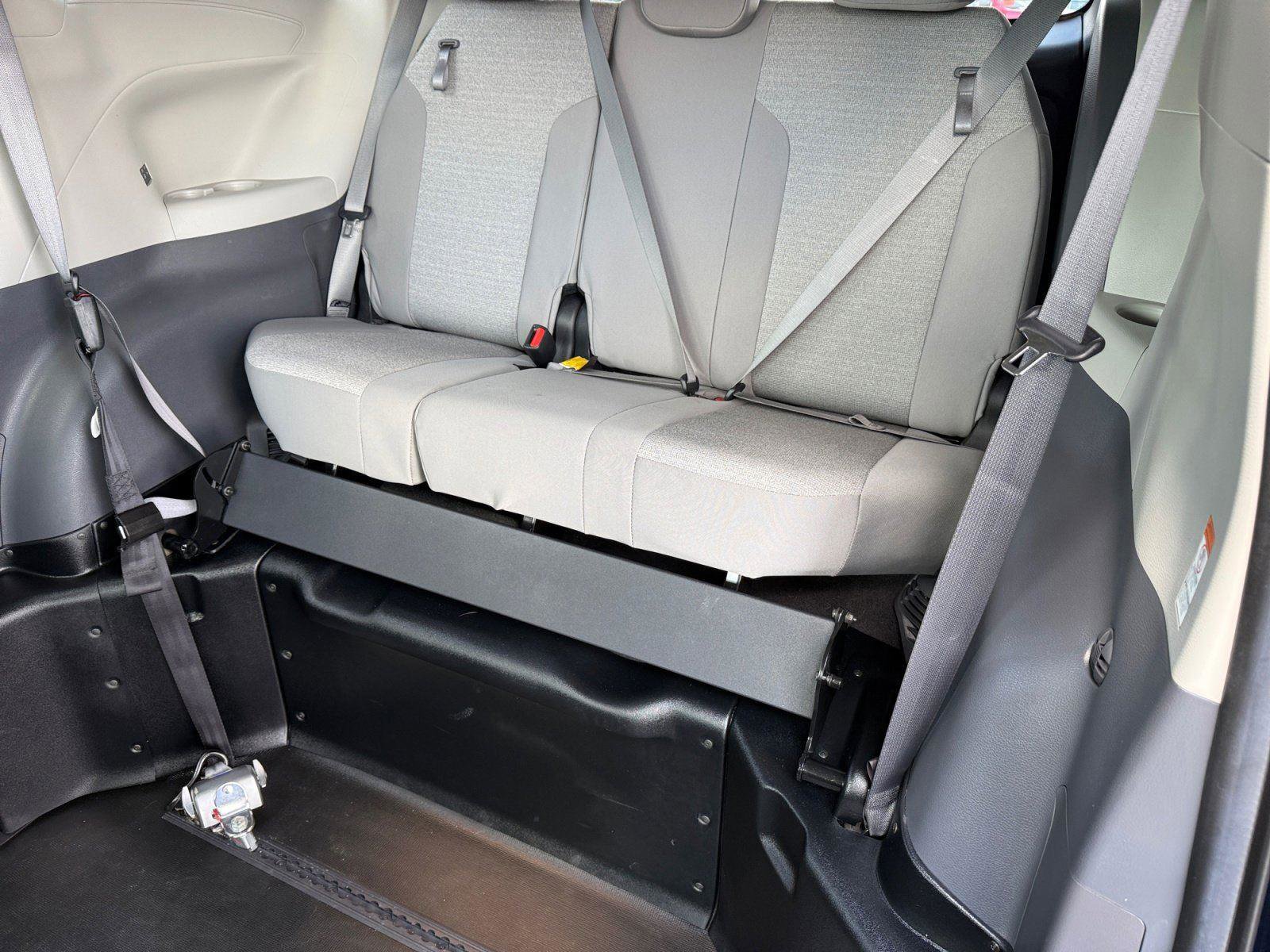 Used 2024 Toyota Sienna LE FWD image 13