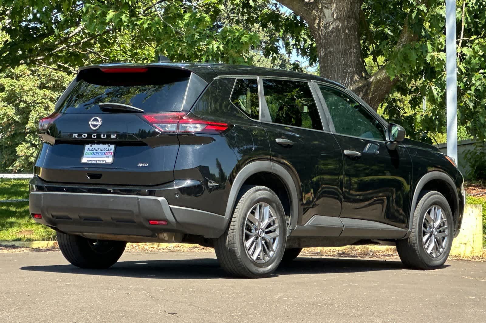 Used 2024 Nissan Rogue S AWD/4WD image 2