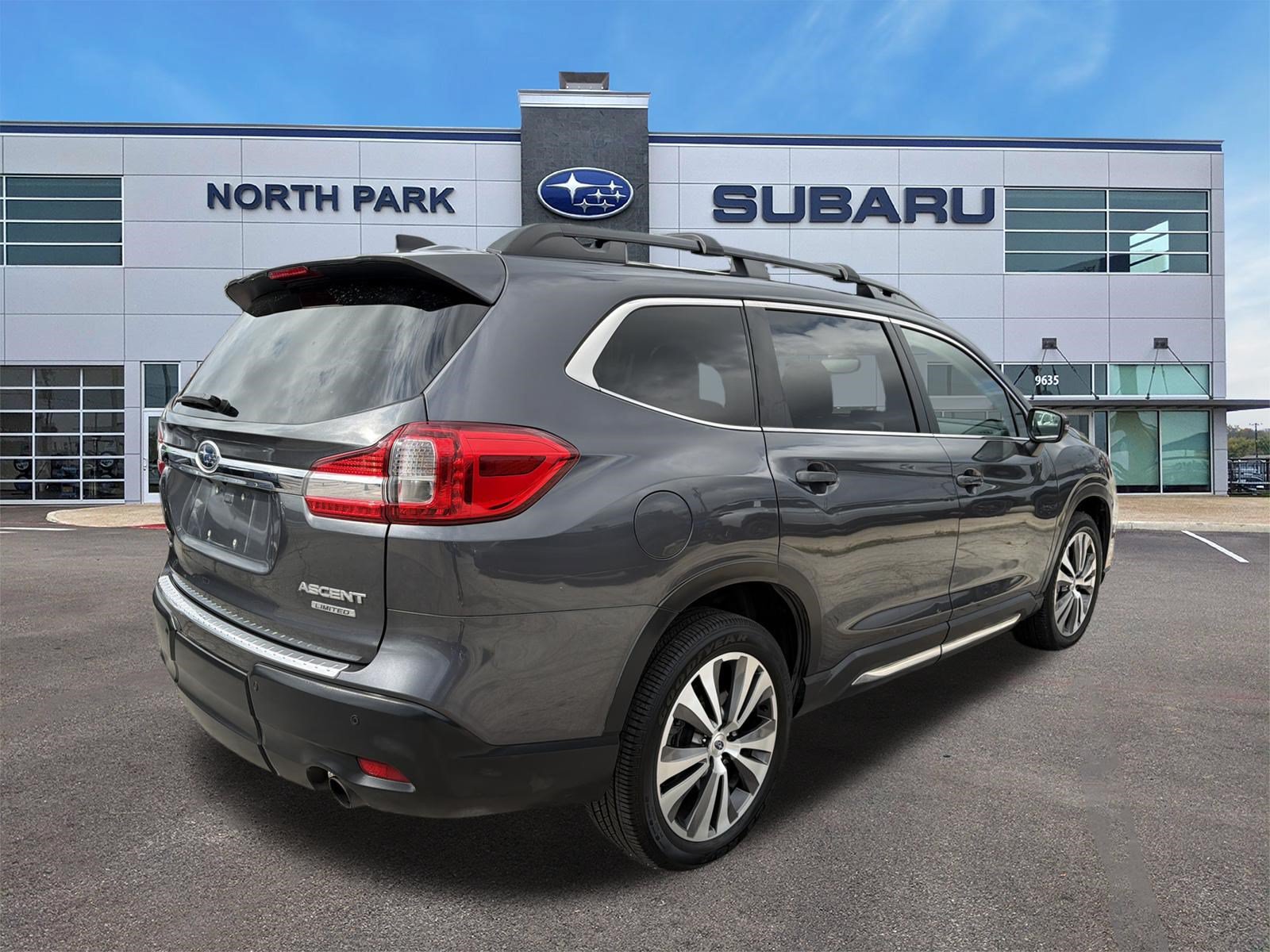 Used 2022 Subaru Ascent Limited w/ Technology Package AWD/4WD image 3