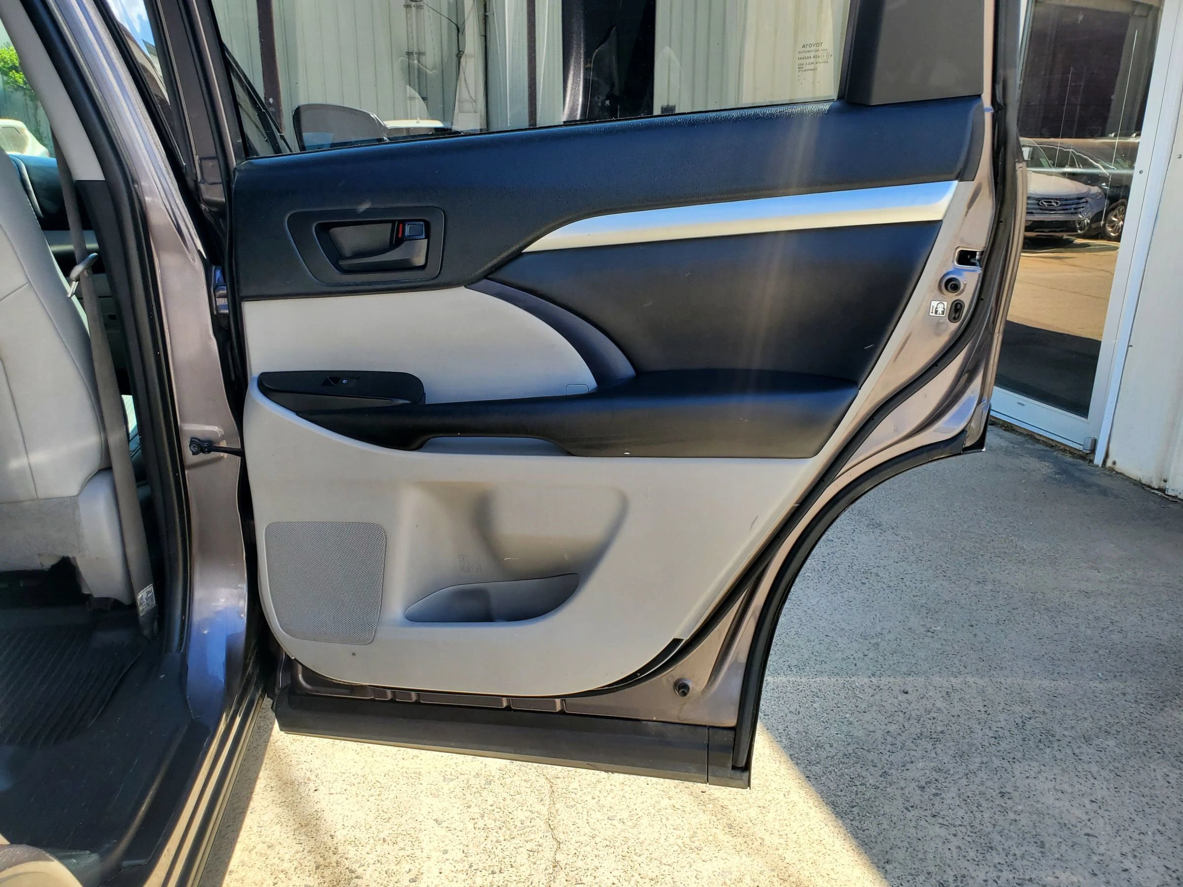 Used 2019 Toyota Highlander Plus FWD image 27