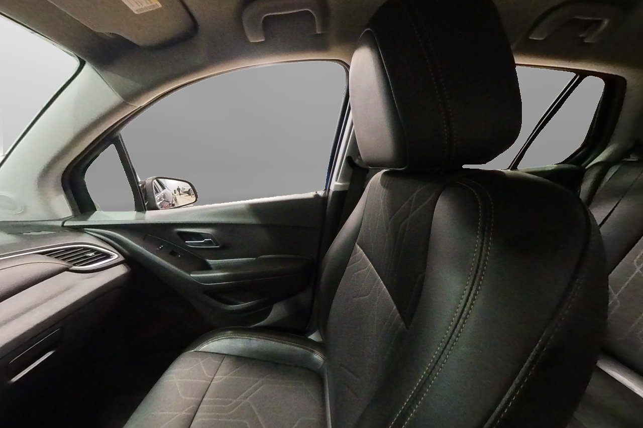 Used 2020 Chevrolet Trax LT w/ Driver Confidence Package image 39