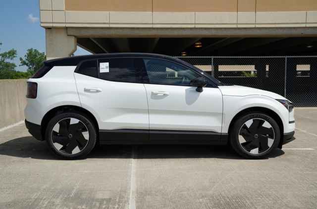 New 2025 Volvo EX30 Plus w/ Protection Package Premier image 3