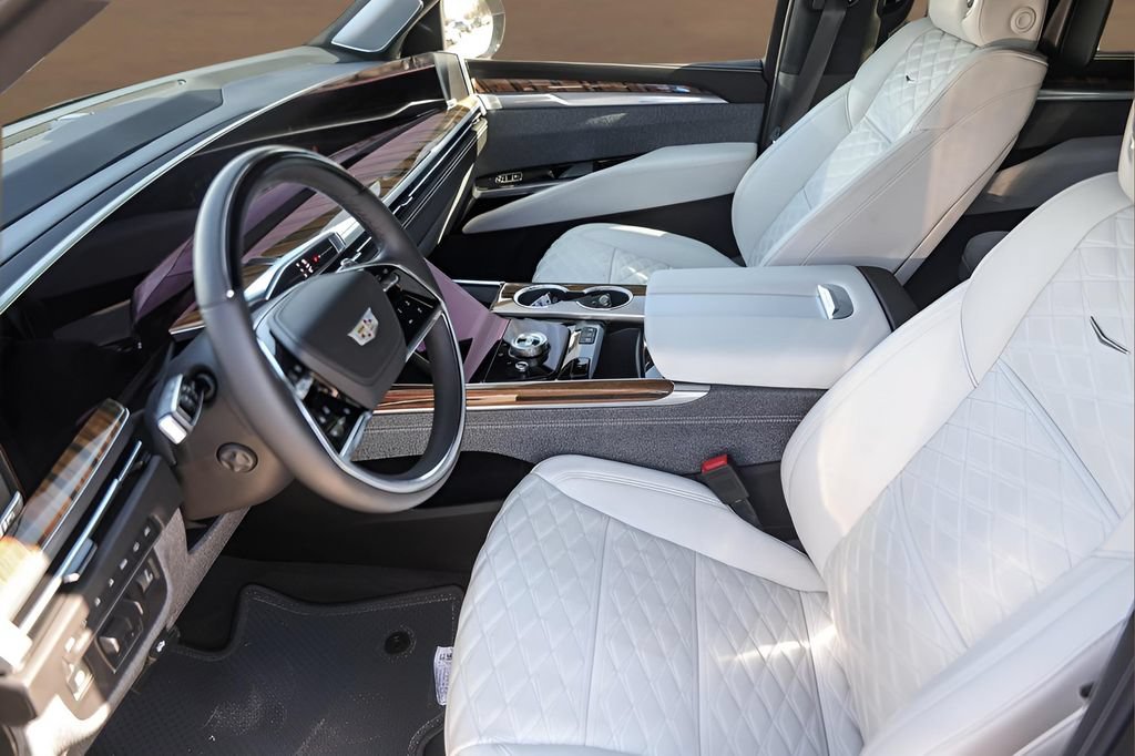 Used 2025 Cadillac Escalade Sport Platinum w/ LPO, Floor Liner Package AWD/4WD image 9