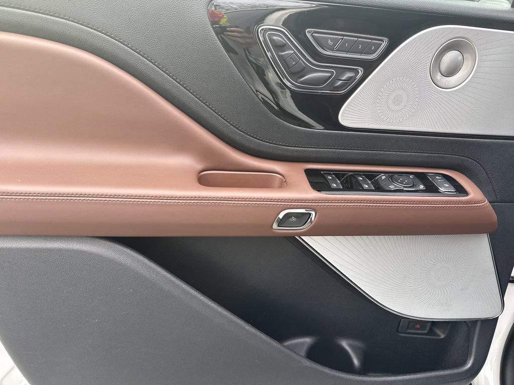 Used 2025 Lincoln Aviator Reserve w/ Equipment Group 201A AWD/4WD image 10