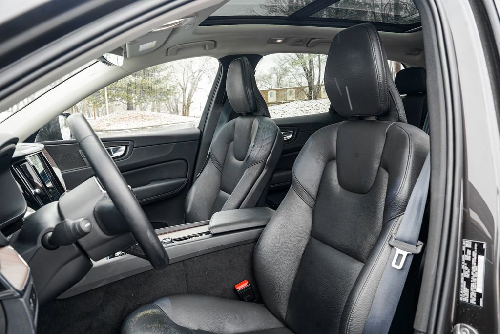 Used 2022 Volvo XC60 B5 Momentum w/ Advanced Package image 14