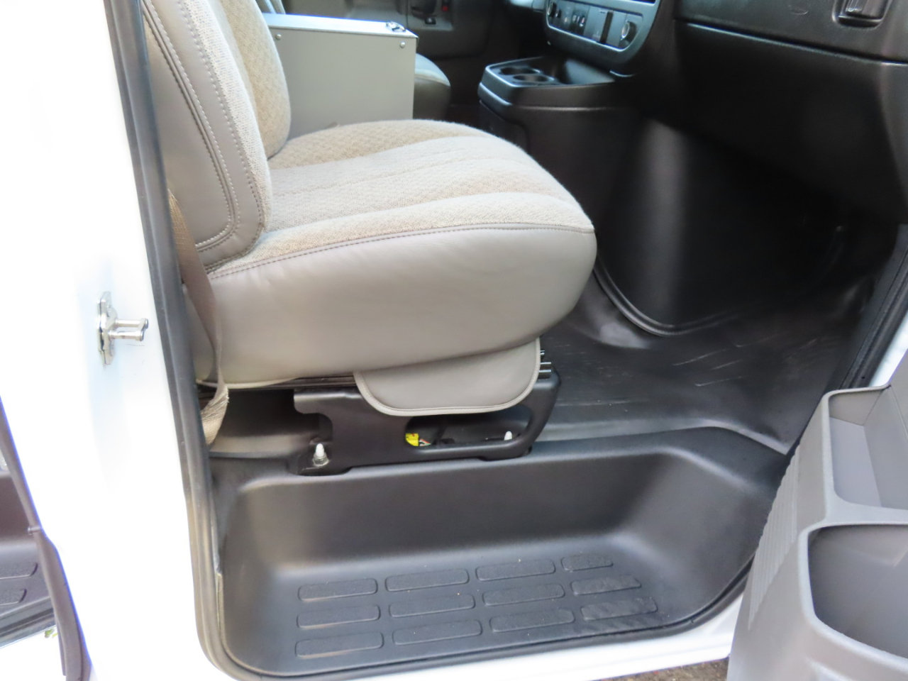 Used 2022 Chevrolet Express 2500 w/ Driver Convenience Package image 19