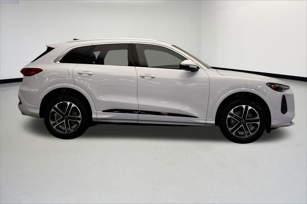 Used 2025 Audi Q5 Premium w/ Convenience Package image 6