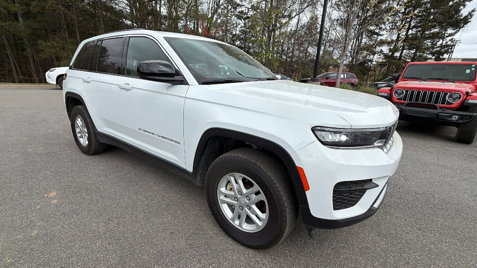 Used 2024 Jeep Grand Cherokee Laredo AWD/4WD image 5