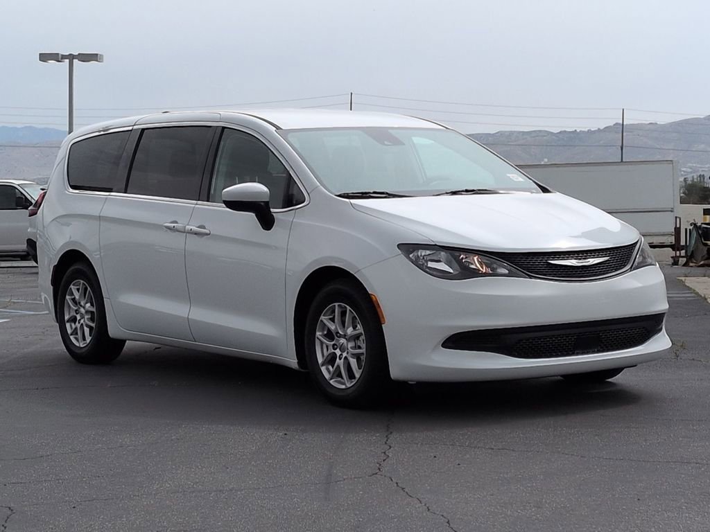 Used 2023 Chrysler Voyager LX image 11
