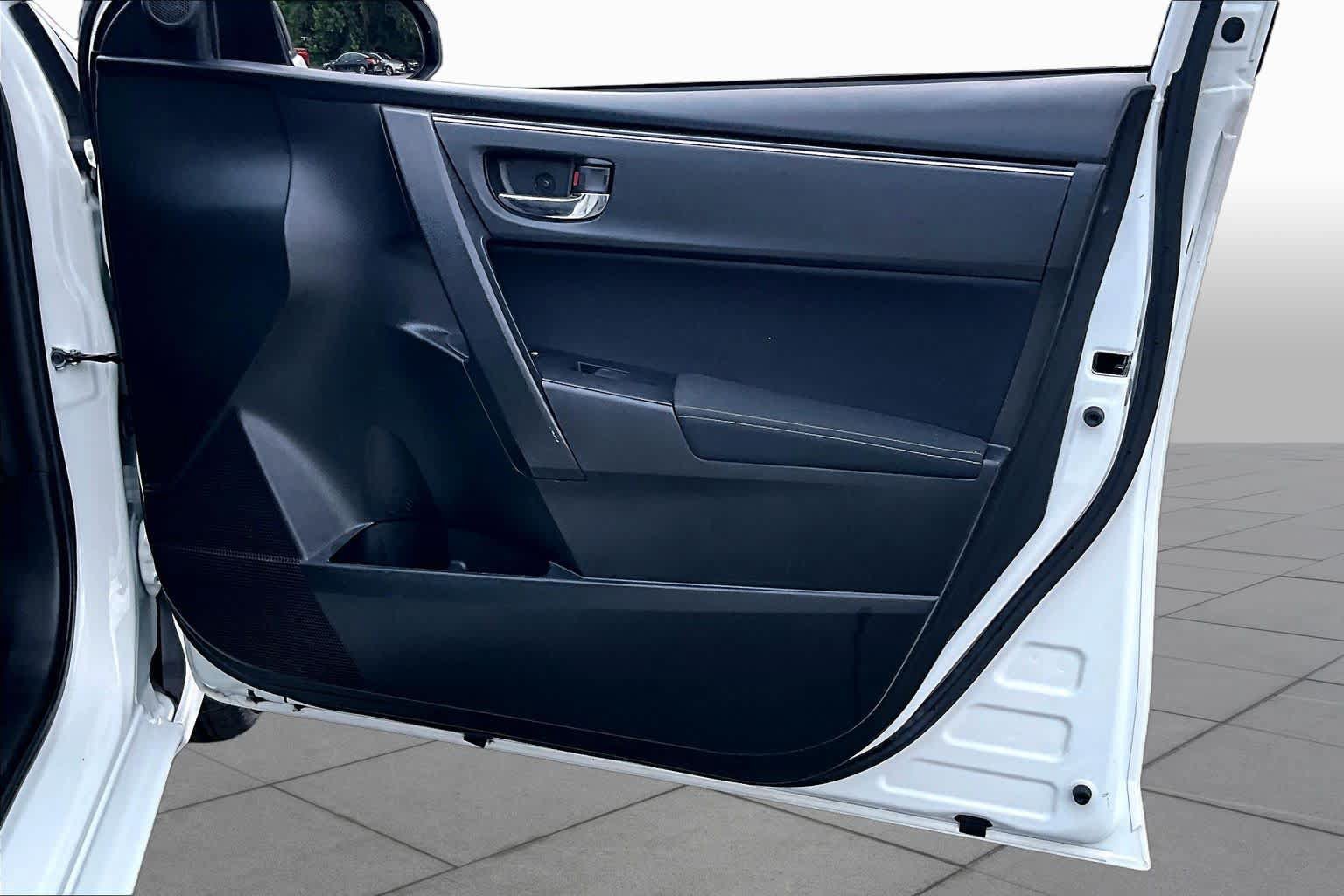 Used 2018 Toyota Corolla LE FWD image 22