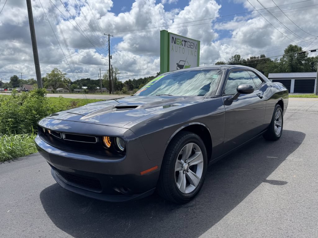 Used 2019 Dodge Challenger SXT RWD image 1
