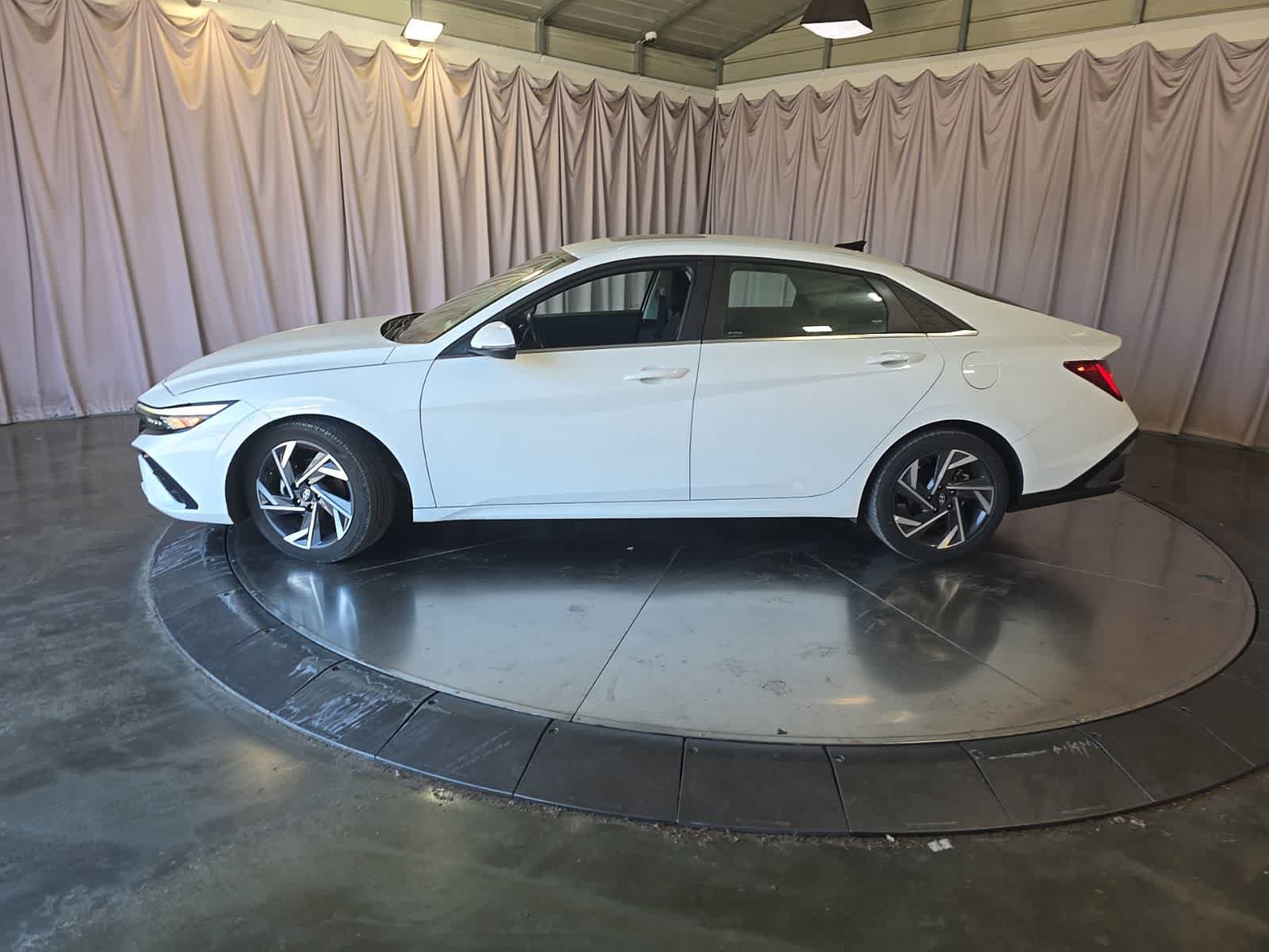Used 2025 Hyundai Elantra Limited FWD image 8
