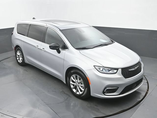 Used 2026 Chrysler Pacifica Limited FWD image 28