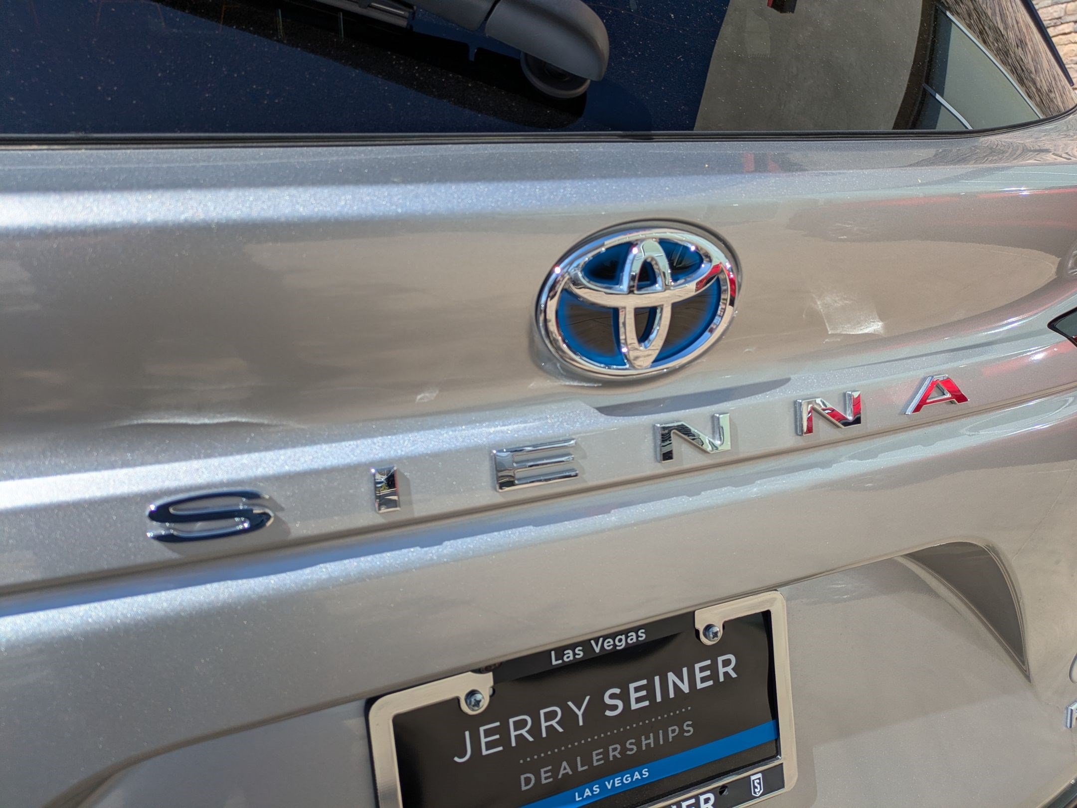 Used 2024 Toyota Sienna Platinum FWD image 26