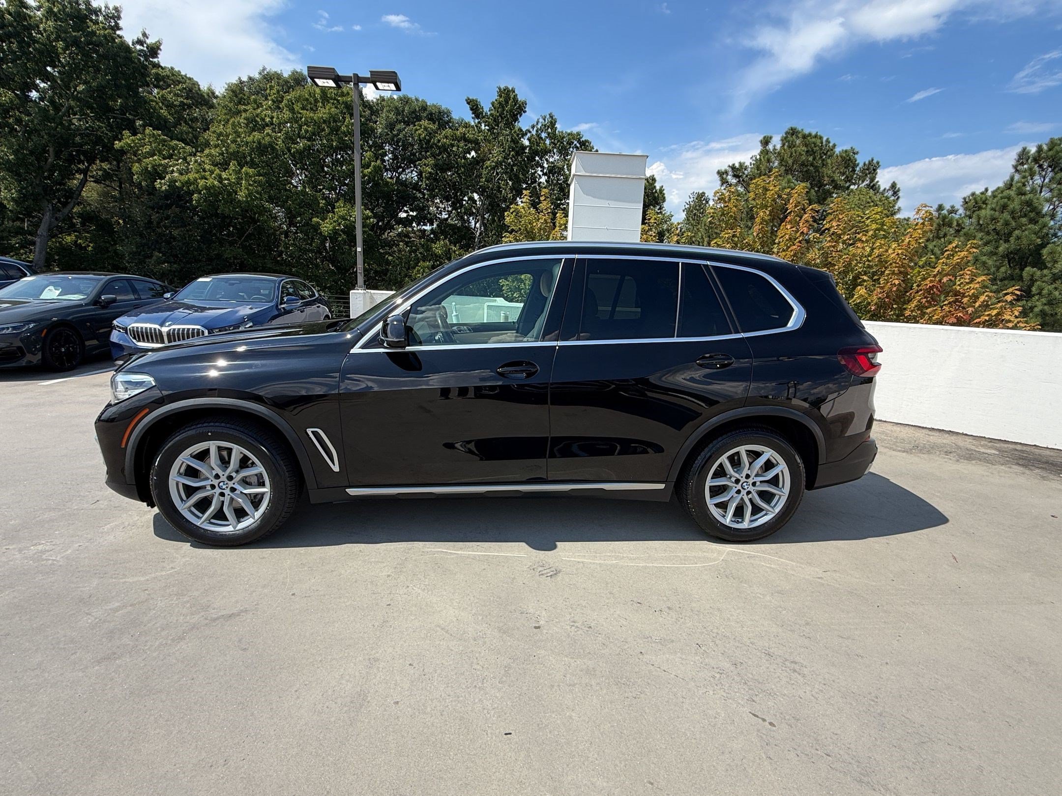 Used 2021 BMW X5 xDrive40i w/ Convenience Package AWD/4WD image 2